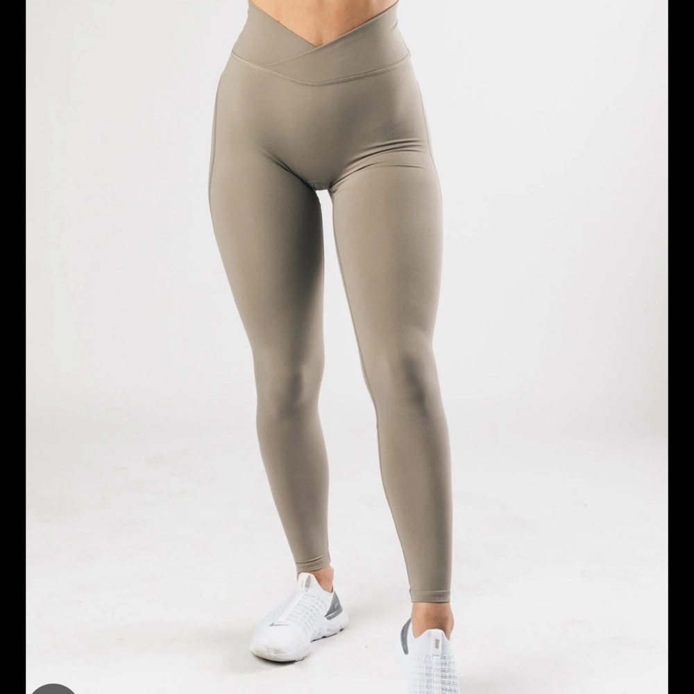 Alphalete cross over leggings tan